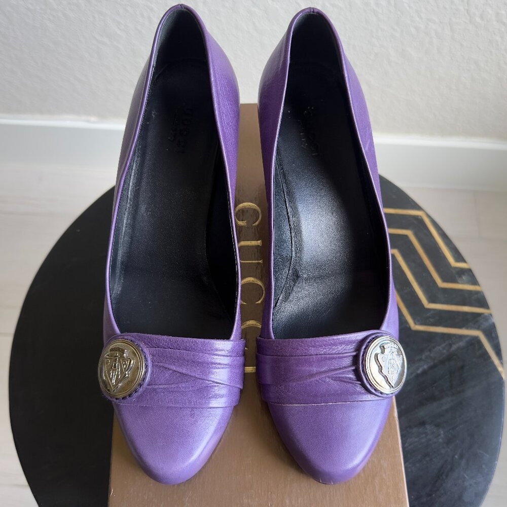 Gucci Vintage Leather Pump with Gucci Coin Detail
